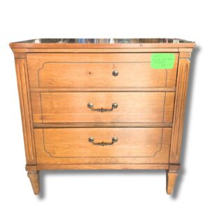 Mueble de madera maciza con acabado natural con diseño clásico de la marca Ethan Allen de 3 gavetas, largo78cm, de ancho 44cm y de alto 79cm