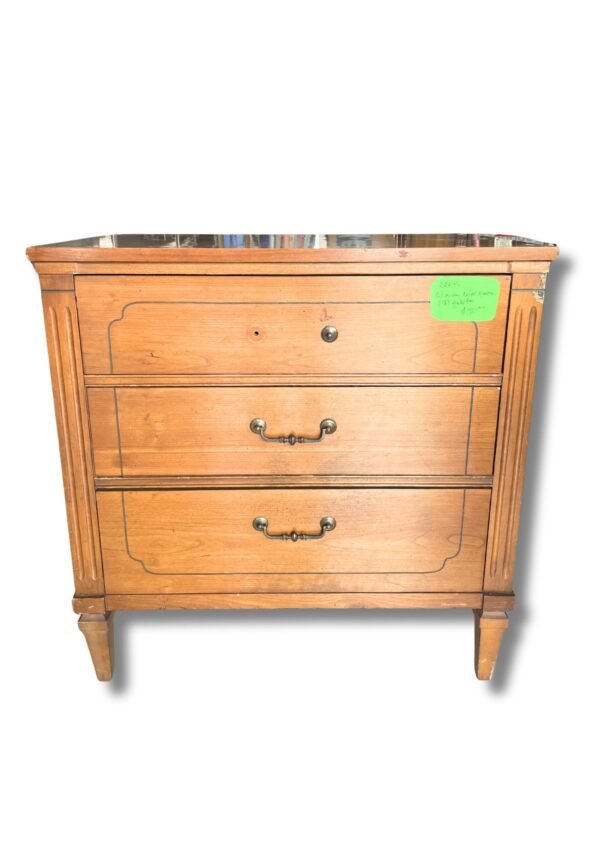 Mueble de madera maciza con acabado natural con diseño clásico de la marca Ethan Allen de 3 gavetas, largo78cm, de ancho 44cm y de alto 79cm
