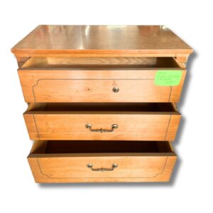 Mueble de madera maciza con acabado natural con diseño clásico de la marca Ethan Allen de 3 gavetas, largo78cm, de ancho 44cm y de alto 79cm