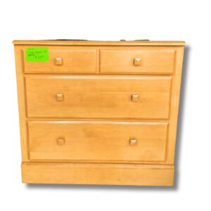cómoda pequeña de 4 gavetas, largo 81cm, de ancho 46cm y de alto 76cm