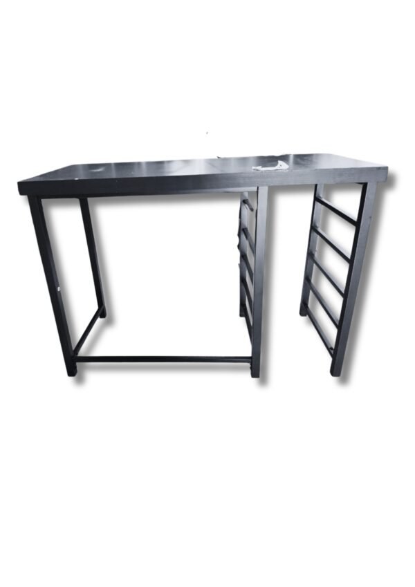 mesa de metal , Medidas 110cm de ancho, 50cm de profundo, 77 cm de alto