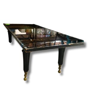 Mesa de centro de vidrio con base de madera y acabado de resina epoxi de color ámbar y negro ,largo 142cm ,de ancho 56cm y de alto 42cm