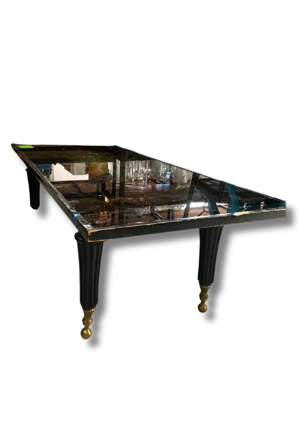 Mesa de centro de vidrio con base de madera y acabado de resina epoxi de color ámbar y negro ,largo 142cm ,de ancho 56cm y de alto 42cm