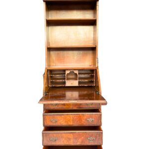 Secreter ingles de madera de Luis XVI de roble macizo, finales del siglo XVII de 6 gavetas, largo 75cm, de ancho 40cm y de alto 69cm