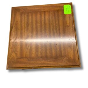 Mesa de centro, largo 61cm, de ancho 61cm y de alto 55cm