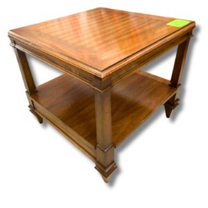 Mesa de centro, largo 61cm, de ancho 61cm y de alto 55cm