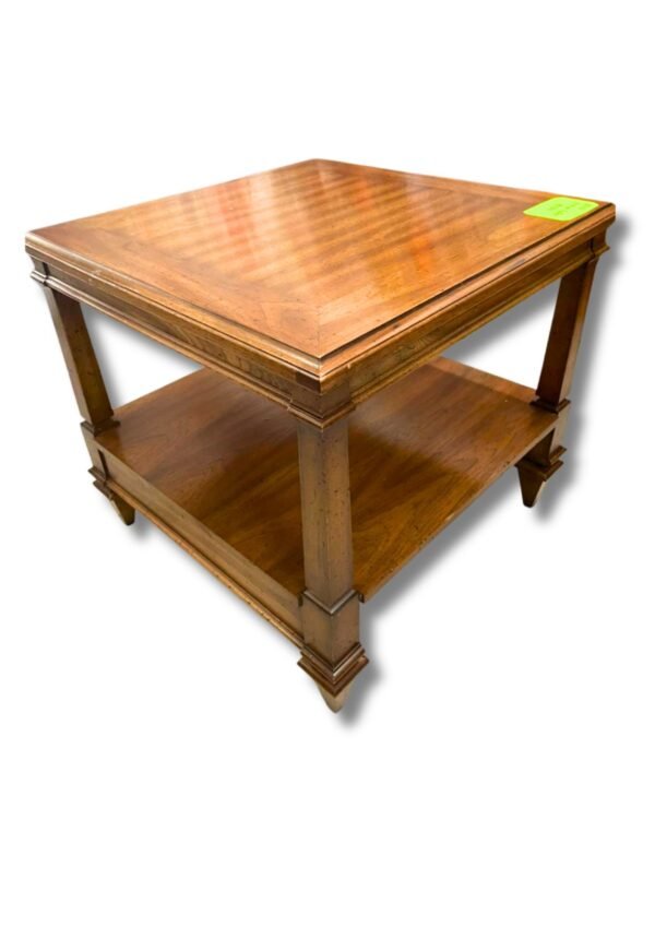 Mesa de centro, largo 61cm, de ancho 61cm y de alto 55cm
