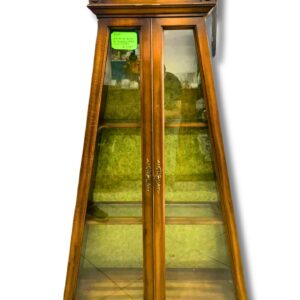 Librera en forma de triangulo vidrio en las puertas, largo 130cm, de ancho 63cm y de alto 142cm