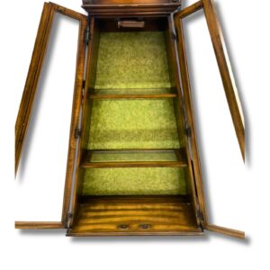 Librera en forma de triangulo vidrio en las puertas, largo 130cm, de ancho 63cm y de alto 142cm