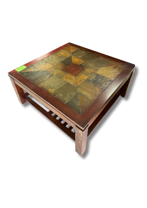Mesa de centro grande de madera con una tapa de mosaico de baldosas de piedra, largo 96cm ,de ancho 96cm y de alto 45cm