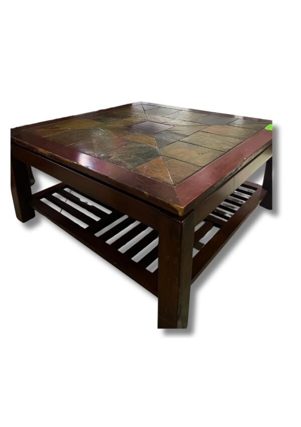 Mesa de centro grande de madera con una tapa de mosaico de baldosas de piedra, largo 96cm ,de ancho 96cm y de alto 45cm