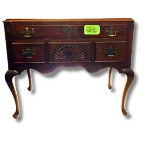 Comoda de tres gavetas estilo Luis xv color caoba, largo 95cm, de ancho 48cm y de alto 80cm