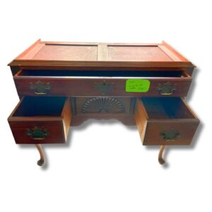 Comoda de tres gavetas estilo Luis xv color caoba, largo 95cm, de ancho 48cm y de alto 80cm